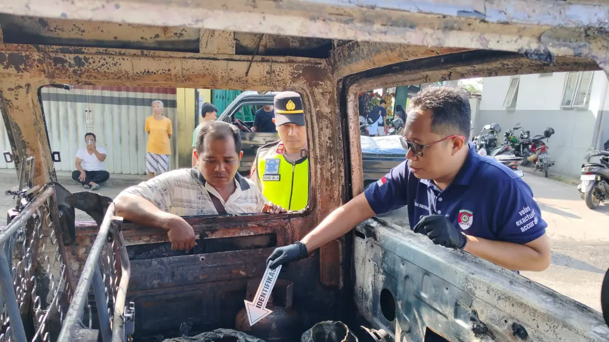 Tim Inafis Polres Kebumen melakukan olah tempat kejadian perkara di lokasi kebakaran mobil di ruas Jalan Puring-Gombong. (Dokumentasi Polres Kebumen)