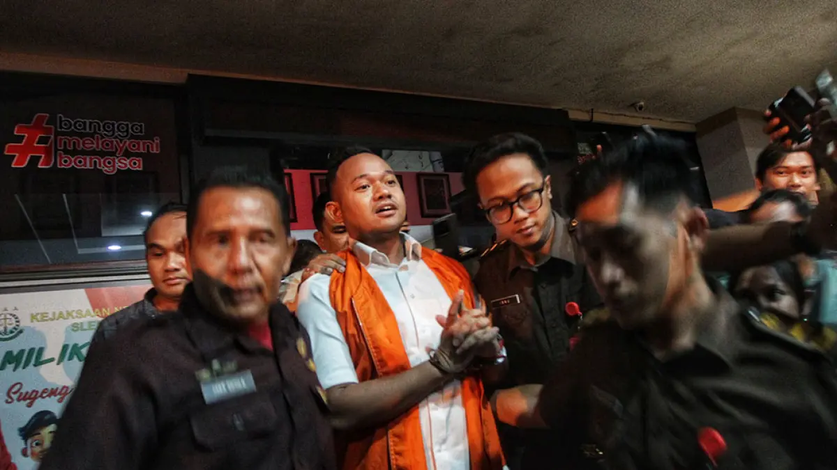 Anggota DPRD Sleman Raudi Akmal, yang juga putra mantan Bupati Sleman Sri Purnomo, digelandang dari gedung Kejari Sleman menuju mobil tahanan yang membawanya ke Lapas Wirogunan setelah ditetapkan sebagai tersangka dalam kasus dugaan korupsi Dana Hibah Pariwisata Kabupaten Sleman Tahun Anggaran 2020. Foto: Guntur Aga Tirtana/Radar Jogja.