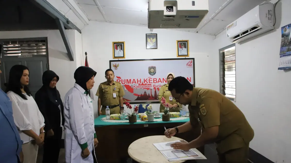 Bupati Purworejo Yuli Hastuti menyaksikan penandatanganan dokumen Naskah Perjanjian Hibah Daerah (NPHD) kepada empat organisasi masyarakat (ormas). (Dokumentasi Prokopim Purworejo)