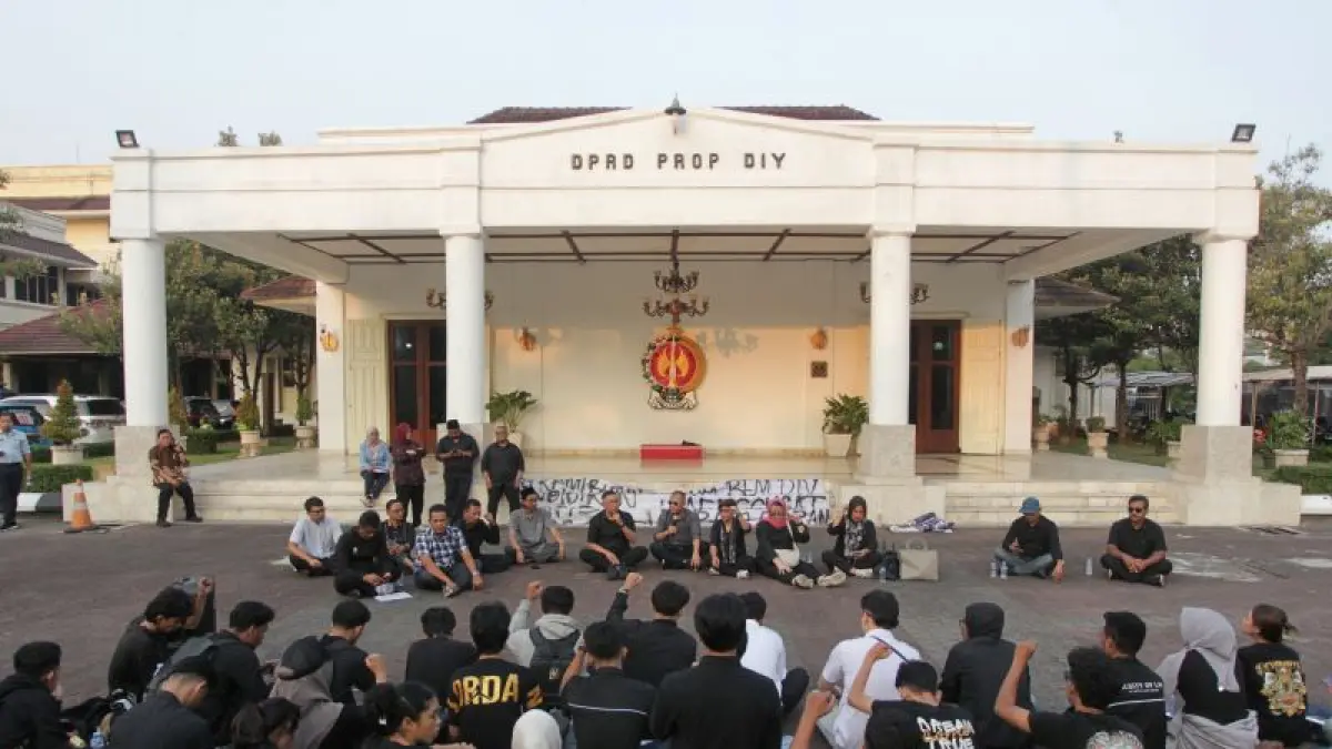 DISKUSI TERBUKA: Mahasiswa yang tergabung dalam Forum BEM se-DIY membawa 10 tuntutan saat aksi di depan Kantor DPRD DIY Selasa (23/6). (GUNTUR AGA TIRTANA/RADAR JOGJA)