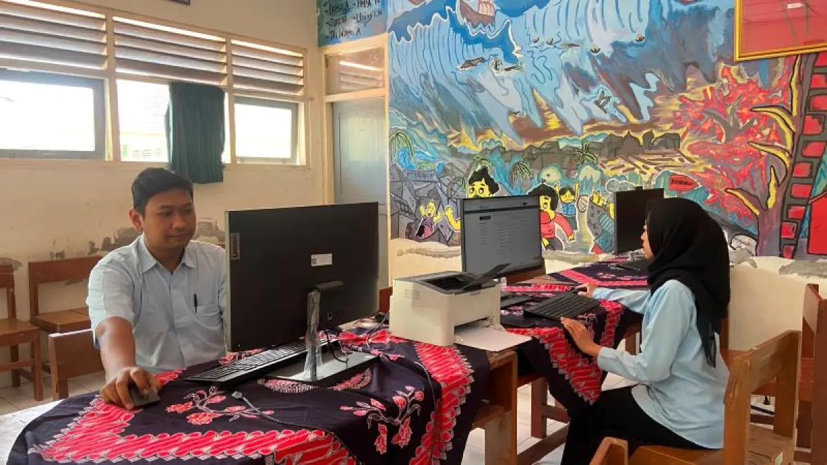 FOKUS: Para petugas SPMB di SMAN 1 Bantul sedang meninjau pendaftaran siswa baru Selasa (23/6). (Cintia&nbsp;Yuliani/Radar Jogja)