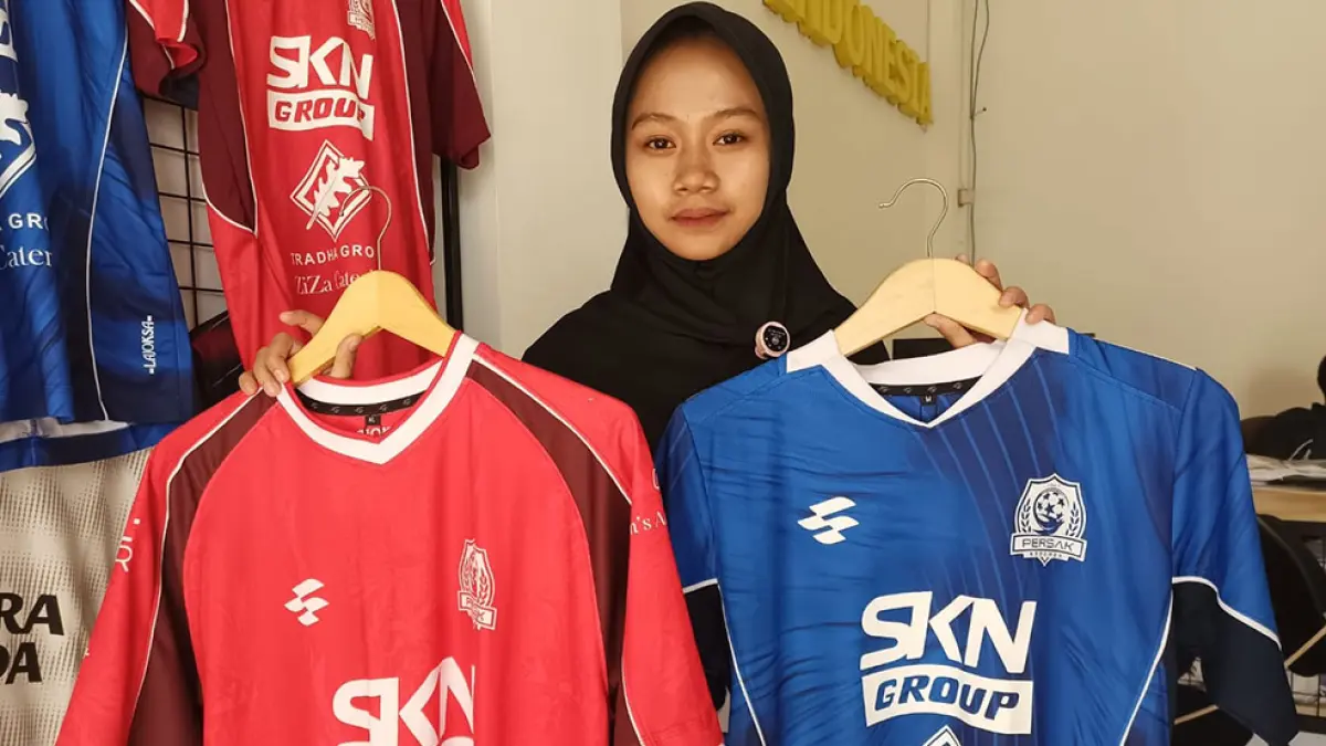 IDENTITAS KLUB: Karyawan salah satu toko atribut olahraga menunjukkan jersey atau seragam kebanggaan Persak Kebumen.&nbsp; M. Hafied/Radar Jogja
