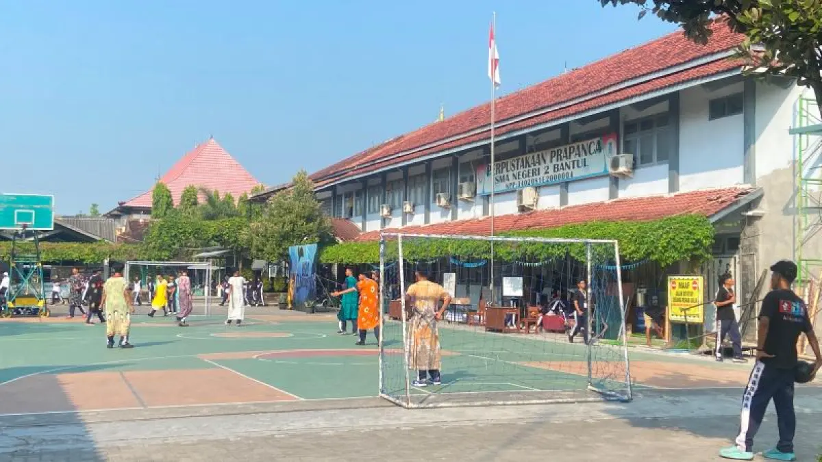 JAM ISTIRAHAT: Beberapa siswa di SMAN 2 Bantul sedang melakukan aktivitas di lapangan sepak bola Senin (23/6). (Cintia&nbsp;Yuliani/Radar Jogja)