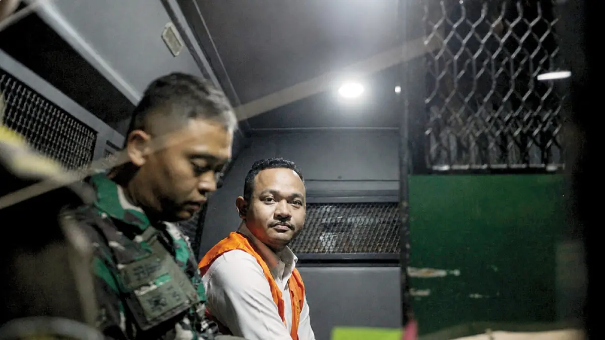 KE HOTEL PRODEO: Anggota DPRD Sleman Raudi Akmal, yang juga putra mantan Bupati Sleman Sri Purnomo, berada di mobil tahanan yang akan membawanya ke Rutan Wirogunan, (22/6). GUNTUR AGA TIRTANA/RADAR JOGJA