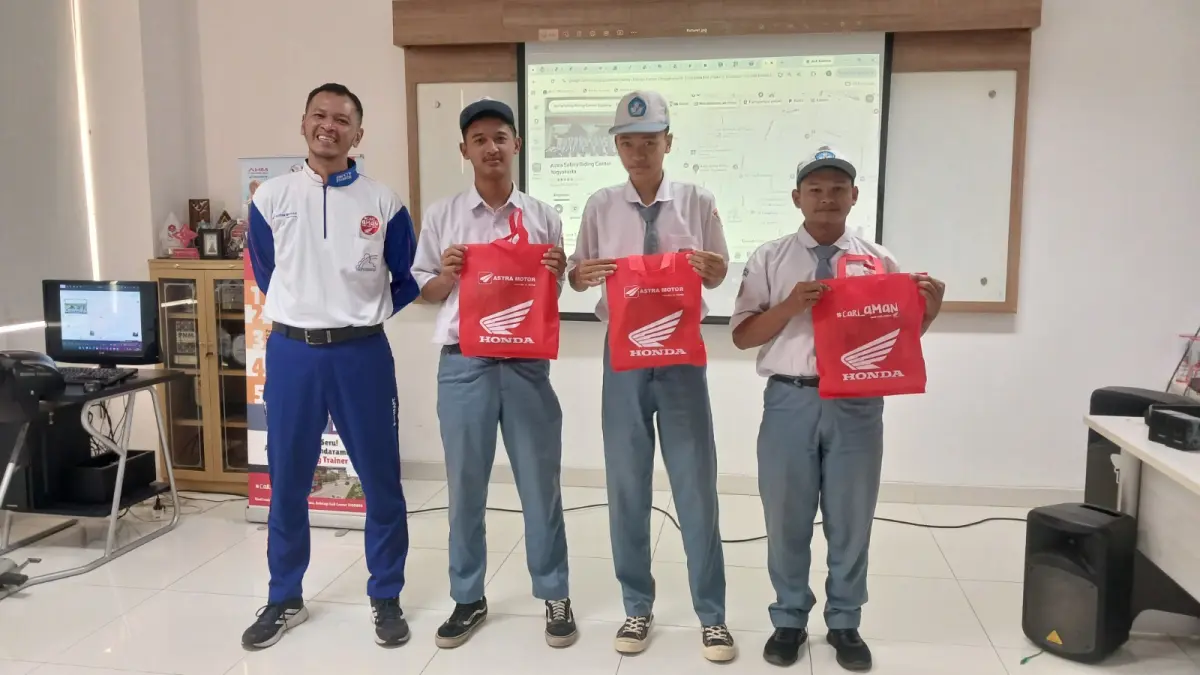  Masa remaja, khususnya pada jenjang SMA atau SMK, merupakan fase pencarian jati diri. Agar para siswa tidak terjerumus ke dalam hal - hal negatif, 