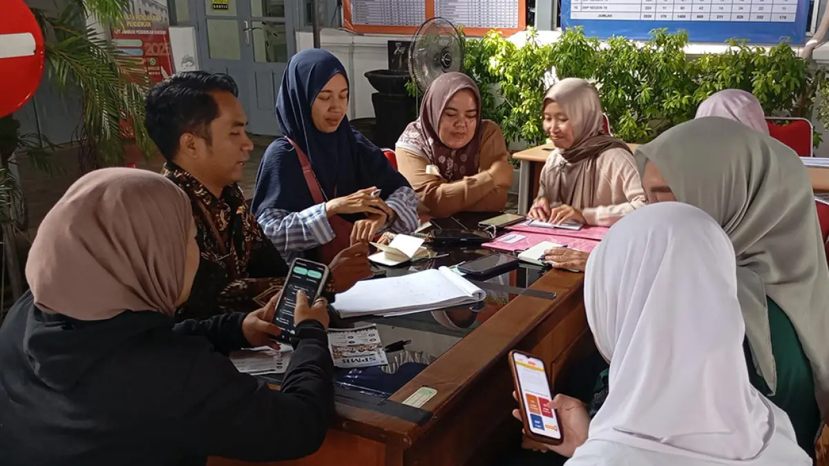 MEMBELUDAK: Suasana posko SPMB di kantor Dindipora Kota Jogja yang dipenuhi oleh orang tua calon siswa, Selasa (23/6). IWAN NURWANTO/RADAR JOGJA
