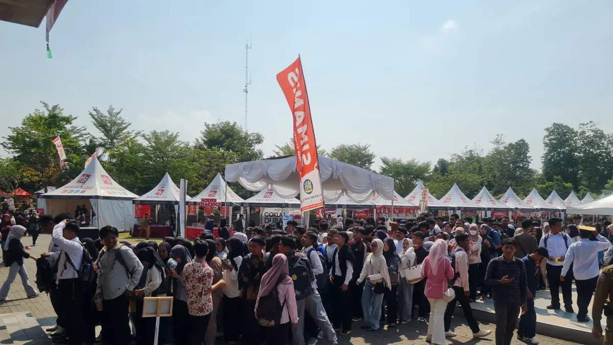 Para pencari kerja berbondong-bondong mendatangi stan perusahaan pada gelaran Job Fair di Lapangan drh Soepardi, Selasa (23/6).