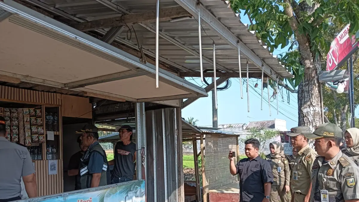 Petugas gabungan dari Polres Kebumen dan Satpol PP Kebumen melakukan razia minuman keras di sebuah warung di Desa Kalipurwo, Kecamatan Kuwarasan. (Dokumentasi Polres Kebumen)