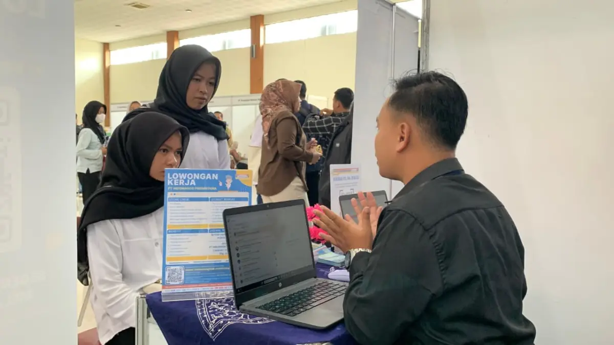 SIBUK: Pencari Kerja mencari lowongan kerja pada lembaran pengumuman di papan Loker. (ANOM BAGASKORO/RADAR JOGJA)