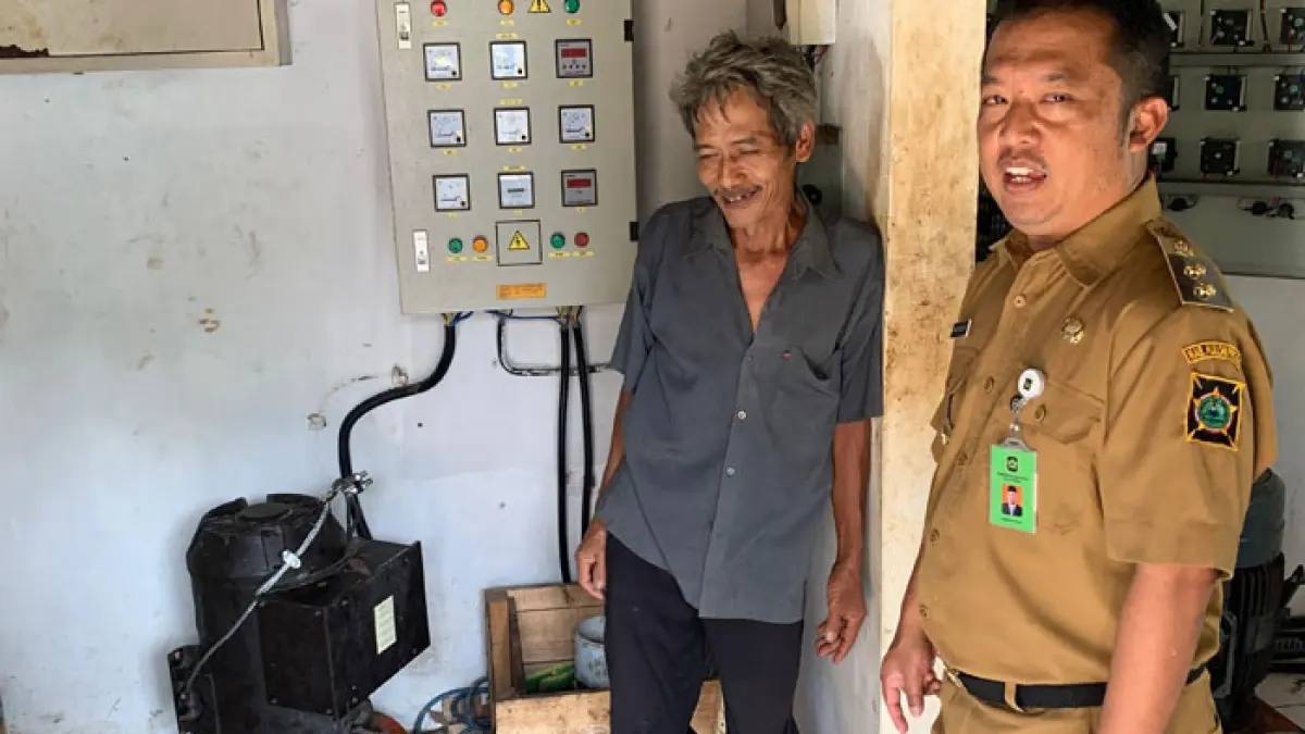 TINJAU: Wakil Bupati Kulon Progo Ambar Purwoko meninjau operasional PLTMH Kedungrong yang dikelola swadaya. (ANOM BAGASKORO/RADAR JOGJA)