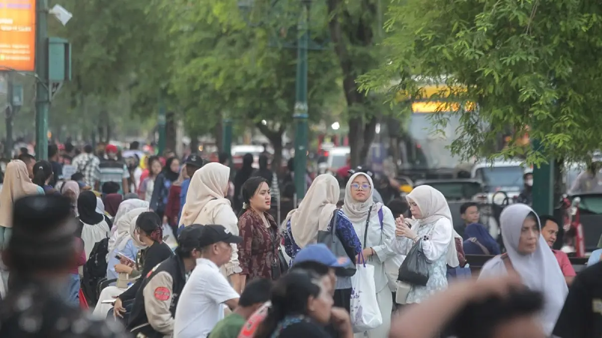 RAMAI: Suasana kawasan Malioboro yang dipadati wisatawan saat penutupan sementara beberapa waktu lalu. Menyambut libur sekolah, Pemkot Jogja akan menerapkan sejumlah kebijakan baru, salah satunya menggelar car free day (CFD) dua kali di kawasan Malioboro. Foto: Guntur Aga Tirtana/Radar Jogja.

