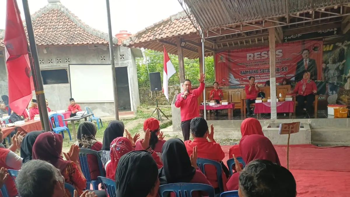 Anggota DPRD Kebumen Bambang Sutrisno menggelar reses atau penjaringan aspirasi masyarakat di Sanggar Seni Pager Bumi Karanggayam, Rabu sore (24/6). (M Hafied/Radar Jogja)