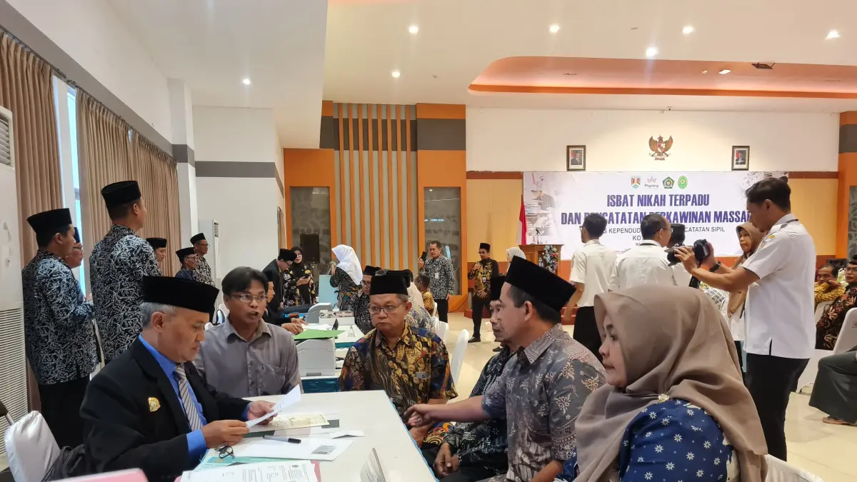 Belasan pasangan suami-istri di Kota Magelang mengikuti isbat nikah di Gedung Wanita, Rabu (24/6).
