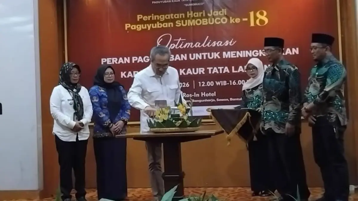 Bupati Bantul Abdul Halim Muslih sedang memotong tumpeng, peringati Hari Jadi Paguyuban Sumobuco. (Cintia Yuliani/Radar Jogja)