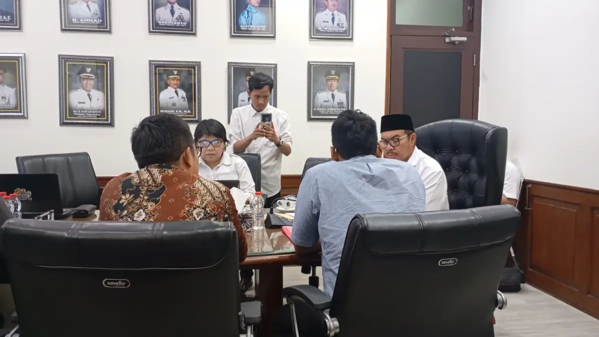 Keluarga korban kasus dugaan kekerasan seksual di Kelurahan Sorosutan, Umbulharjo, Kota Jogja didampingi kuasa hukumnya saat melakukan audiensi dengan Wali Kota Jogja Hasto Wardoyo di agenda open house pada Rabu (24/6/2026). (FOTO: IWAN NURWANTO/Radar Jogja)