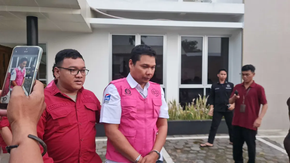 Dua tersangka atas kasus dugaan tindak pidana korupsi digiring menuju mobil untuk ditahan di Lapas Kelas IIA Magelang, Rabu petang (24/6).
