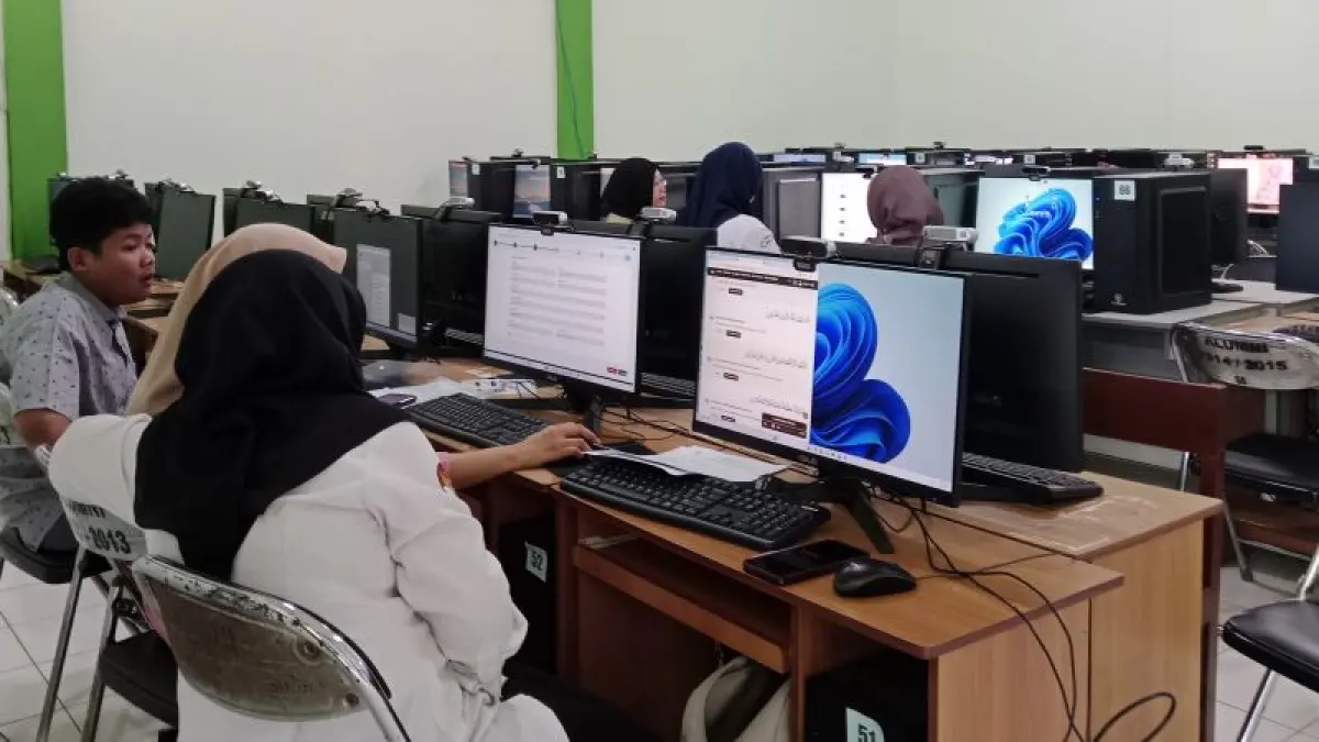 FASILITAS GRATIS: Man 2 Sleman menyediakan lab komputer beserta pendamping untuk melayani calon siswa dan wali murid untuk pendaftaran murid baru. (Delima&nbsp;Purnamasari/Radar Jogja)