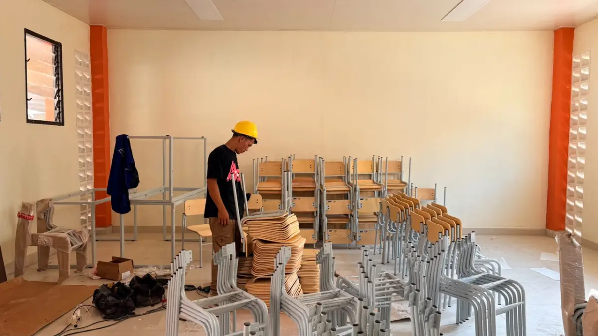 FINISHING: Pekerja Proyek Pembangunan Sekolah Rakyat Gulurejo merangkai kursi untuk persiapan operasional sekolah. (Dokumentasi Sekolah Rakyat)