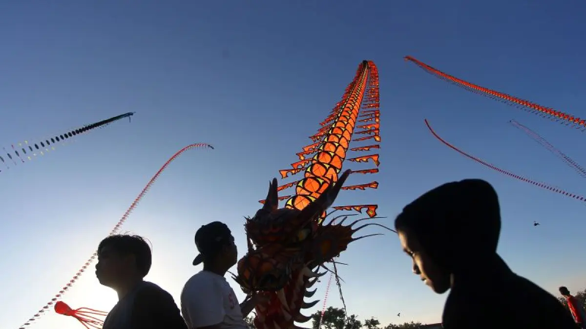 KREATIF: Masyarakat saat menerbangkan layang-layang raksasa di Lapangan Kebonagung, Imogiri, Bantul tahun lalu. (GUNTUR AGA TIRTANA/RADAR JOGJA)