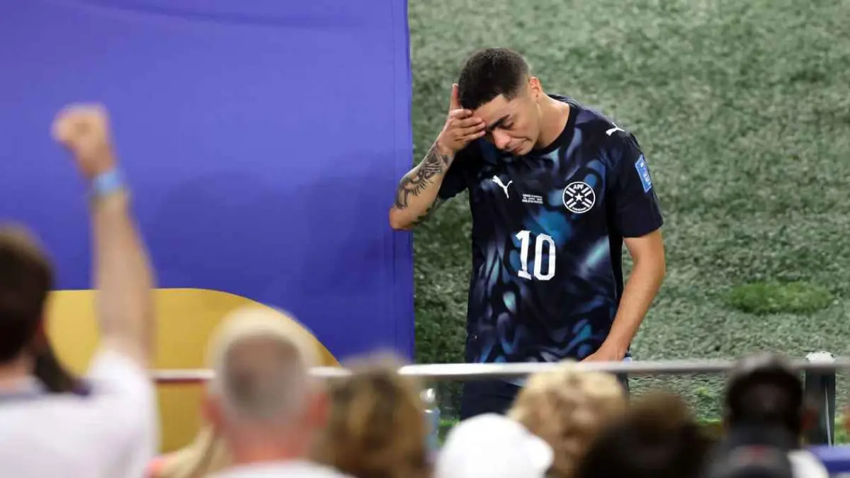 Momen kekecewan pemain Paraguay, Miguel Almiron setelah mendapatkan kartu merah karena menutupi mulutnya dalam konfrontasi dengan pemain Turki di Piala Dunia. (getty images)
