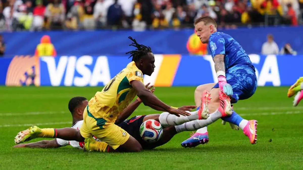 Pemain Ghana dilanggar oleh pemain Inggris namun VAR tidak ikut campur dalam hasil imbang di Piala Dunia pada Rabu (24/6/2026). (getty images)