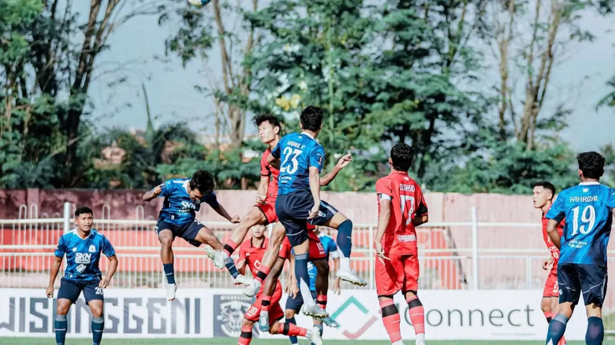 Pemain Persak Kebumen beradu skill saat menjalani laga krusial melawan Persinga Ngawi untuk perebutan tiket 8 besar. (Dokumentasi Persak Kebumen)
