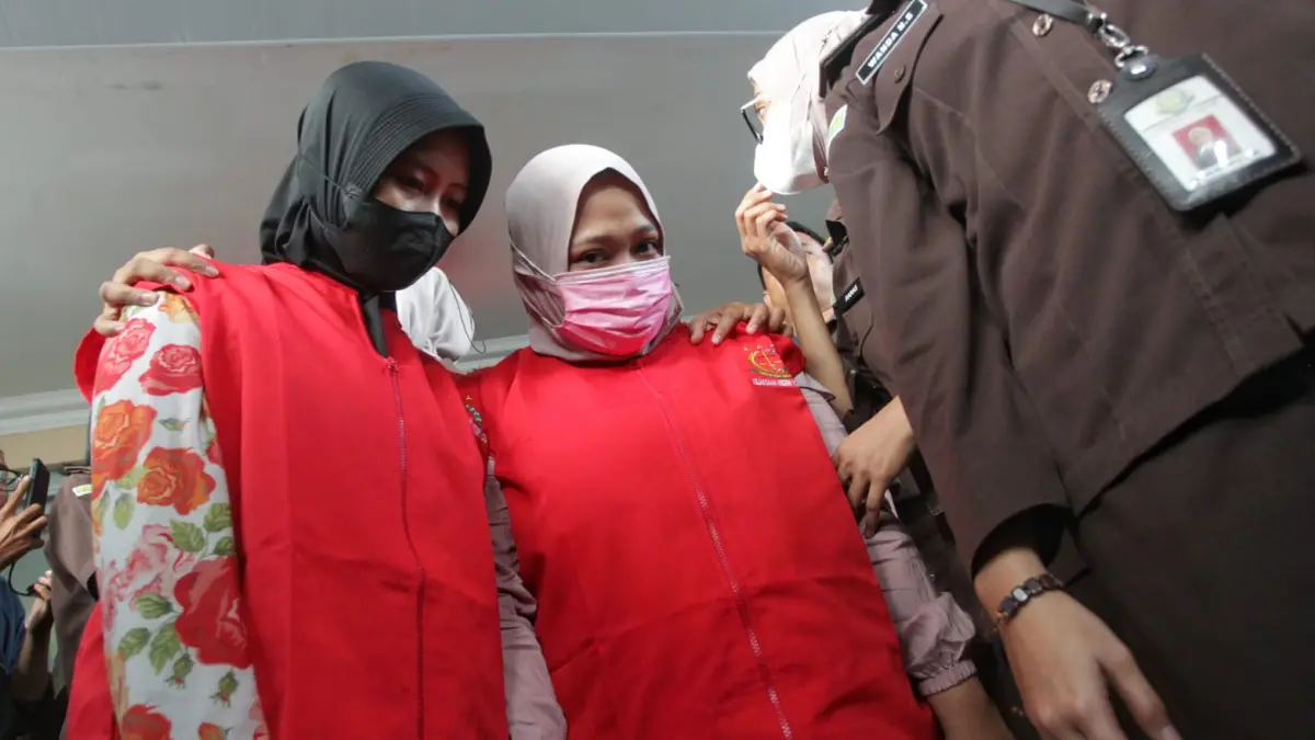Petugas mengawal sejumlah tersangka kasus dugaan kekerasan terhadap anak di Daycare Little Aresha menuju kendaraan tahanan usai konferensi pers di Kejaksaan Negeri Kota Jogja, Rabu (24/6). (Foto : Guntur Aga/Radar Jogja) 