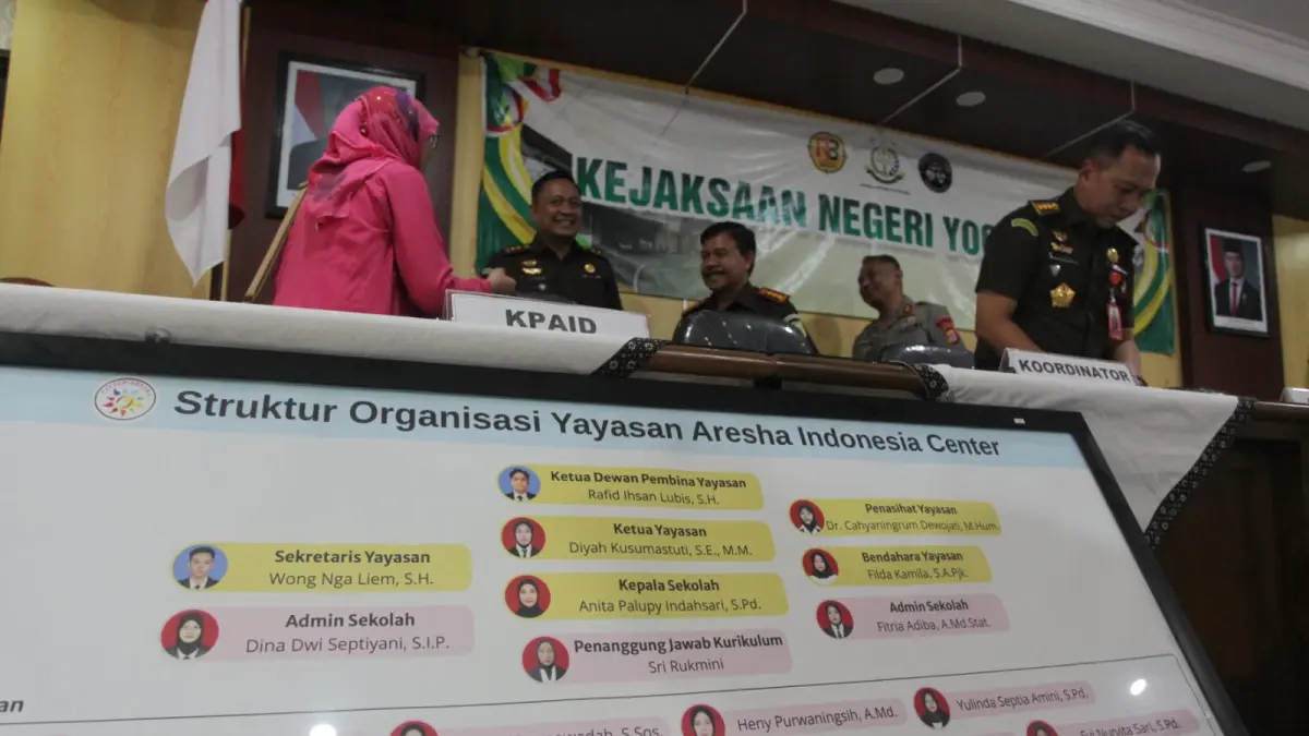 Petugas menunjukkan barang bukti kasus dugaan kekerasan terhadap anak di Daycare Little Aresha saat konferensi pers di Kejaksaan Negeri Kota Jogja, Rabu (24/6). (Foto: Guntur Aga/Radar Jogja) 