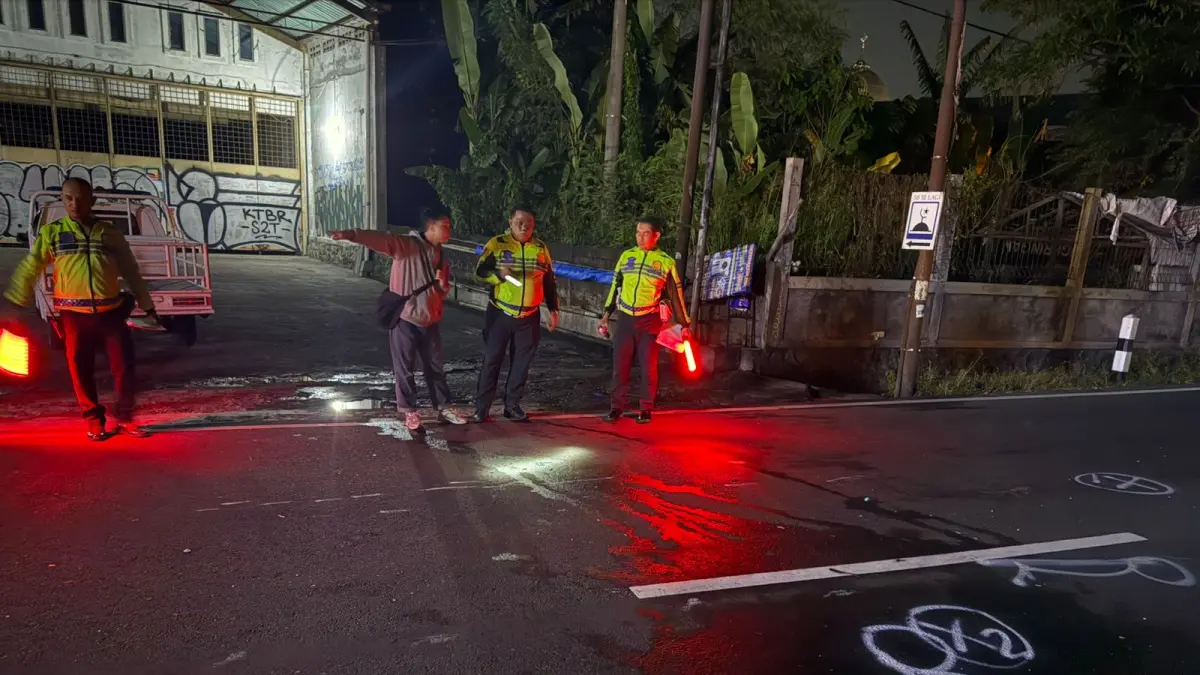 Polisi melakukan olah TKP lakalantas di Jakal Km 9, Rabu (24/6/2026) dini hari. (Dok Polresta Sleman)