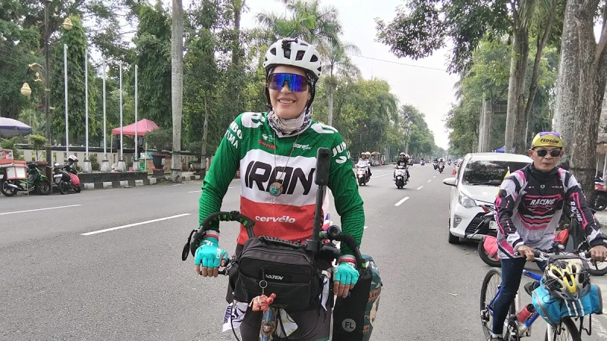 SEMRINGAH: Arezoo melintasi kantor bupati Magelang bersama komunitas sepeda lokal menuju kawasan Borobudur, Rabu (24/6/2026). NAILA NIHAYAH/RADAR JOGJA