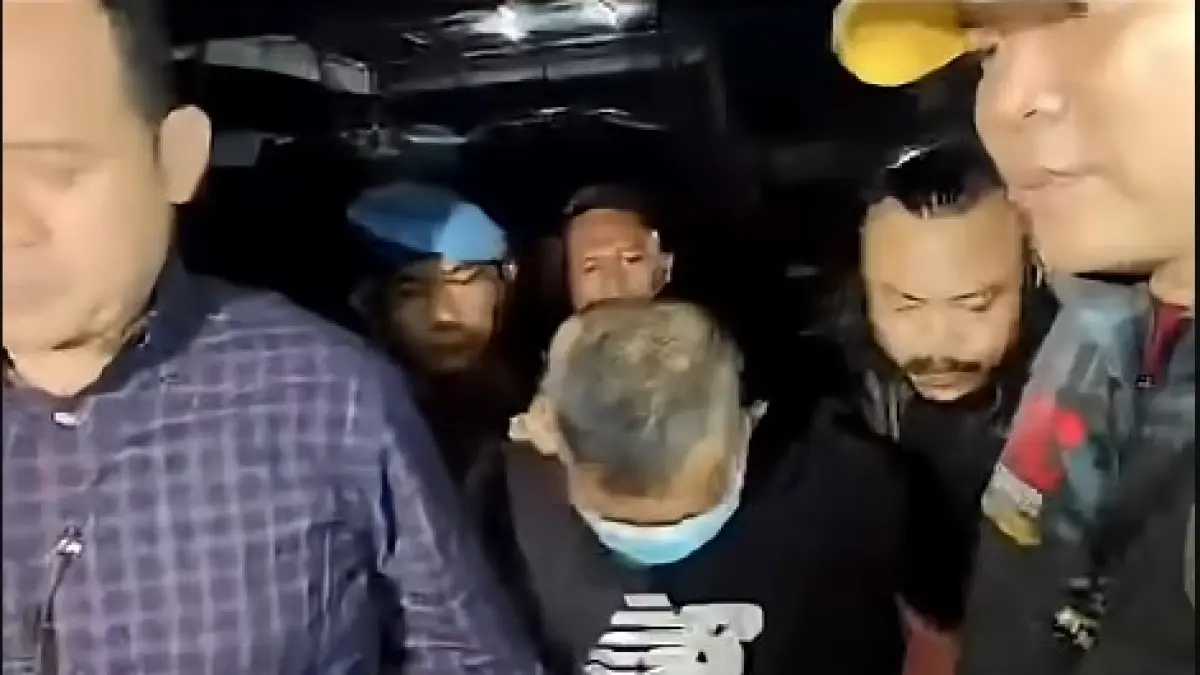 Taufik Hidayat saat digelandang oleh aparat kepolisian
