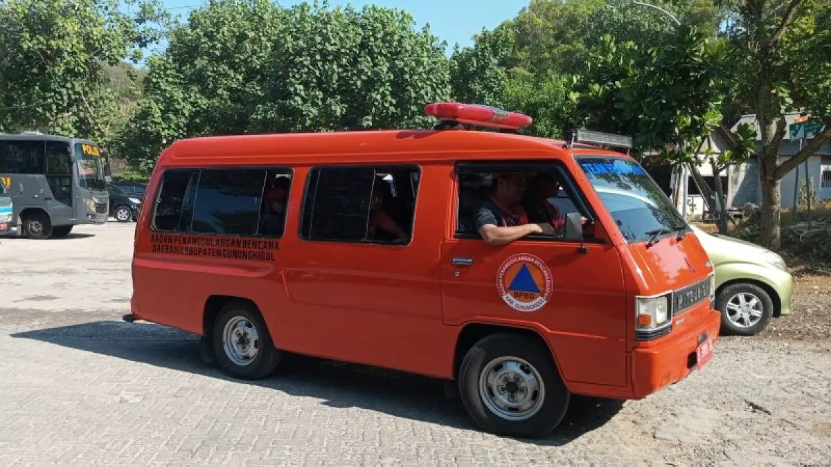 TERDAMPAK: Di tengah kenaikan BBM, armada mobil tangki untuk droping air bersih di Gunungkidul terancam kekurangan anggaran untuk operasional. (Yusuf Bastiar/Radar Jogja)