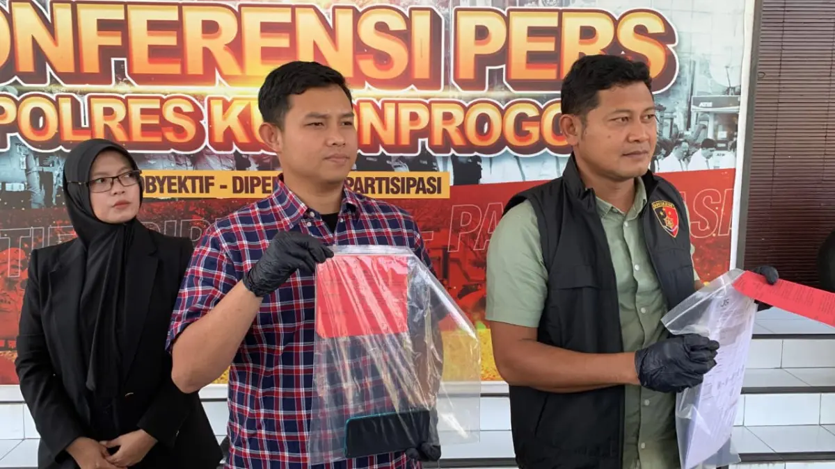TUNJUK: Aparat Kepolisian memperlihatkan barang bukti yang disita dari pelaku. (ANOM BAGASKORO/RADAR JOGJA)