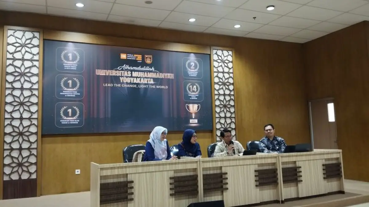 Wakil Rektor Bidang Mutu, Reputasi, dan Kemitraan UMY Slamet Riyadi sedang menjelaskan QS World University Rankings di gedung Djarnawi Hadikusuma UMY Rabu (24/6).&nbsp;(Cintia&nbsp;Yuliani/Radar Jogja)
