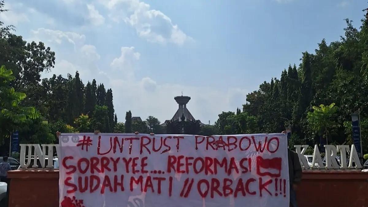 BENTUK PROTES: Spanduk tolak kampus kelola SPPG terpasang di gerbang masuk kampus UNY Rabu (22/6/2026) lalu.&nbsp;Dokumentasi Aliansi Mahasiswa UNY