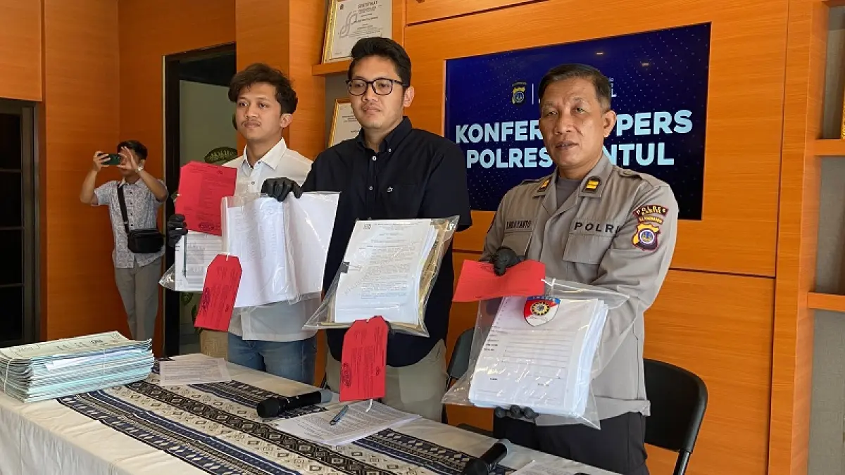 GELAR PERKARA: Polisi sedang memegang barang bukti kasus dugaan korupsi penyaluran KUR BANK BRI Sanden di Polres Bantul Kamis (25/6/2026). Cintia Yuliani/Radar Jogja
