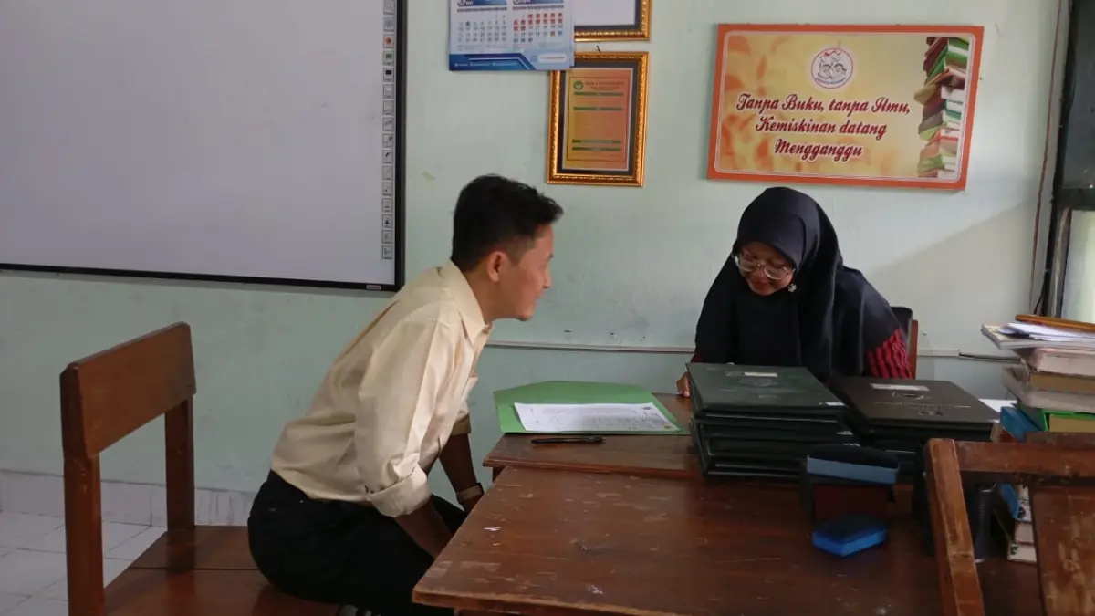 GEMAR: Suasana saat pengambilan rapor di MAN 1 Yogyakarta pada Kamis (25/6/2026). Pada hari itu pihak madrasah menjalankan program Gemar (Gerakan Ayah Mengambil Rapor). (Foto: Iwan Nurwanto/Radar Jogja) 