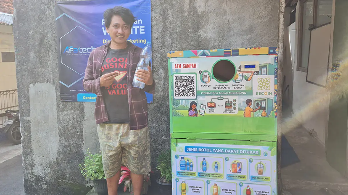 INOVATIF: Ben Swarna Sugi membuat sebuah alat yang mampu mengubah sampah plastik menjadi saldo uang. NAILA NIHAYAH/RADAR JOGJA
