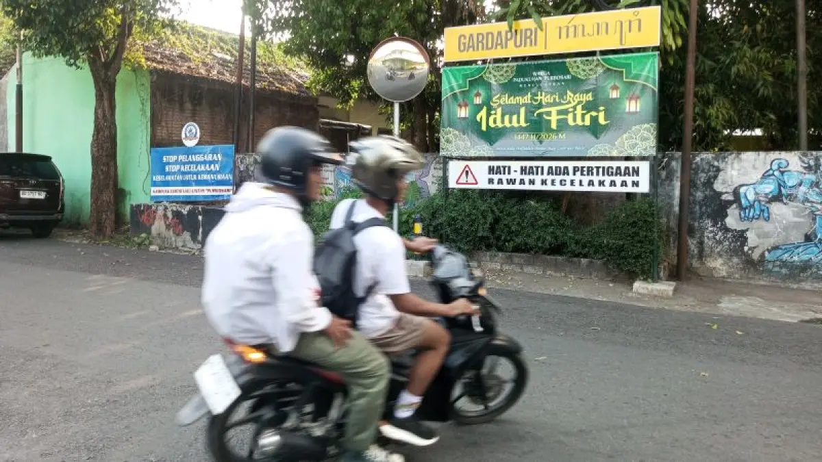 JALUR RAMAI: Pengendara sedang melintas di pertigaan Jalan Pangarsan, Kalurahan Wonosari. (Yusuf Bastiar/Radar Jogja)