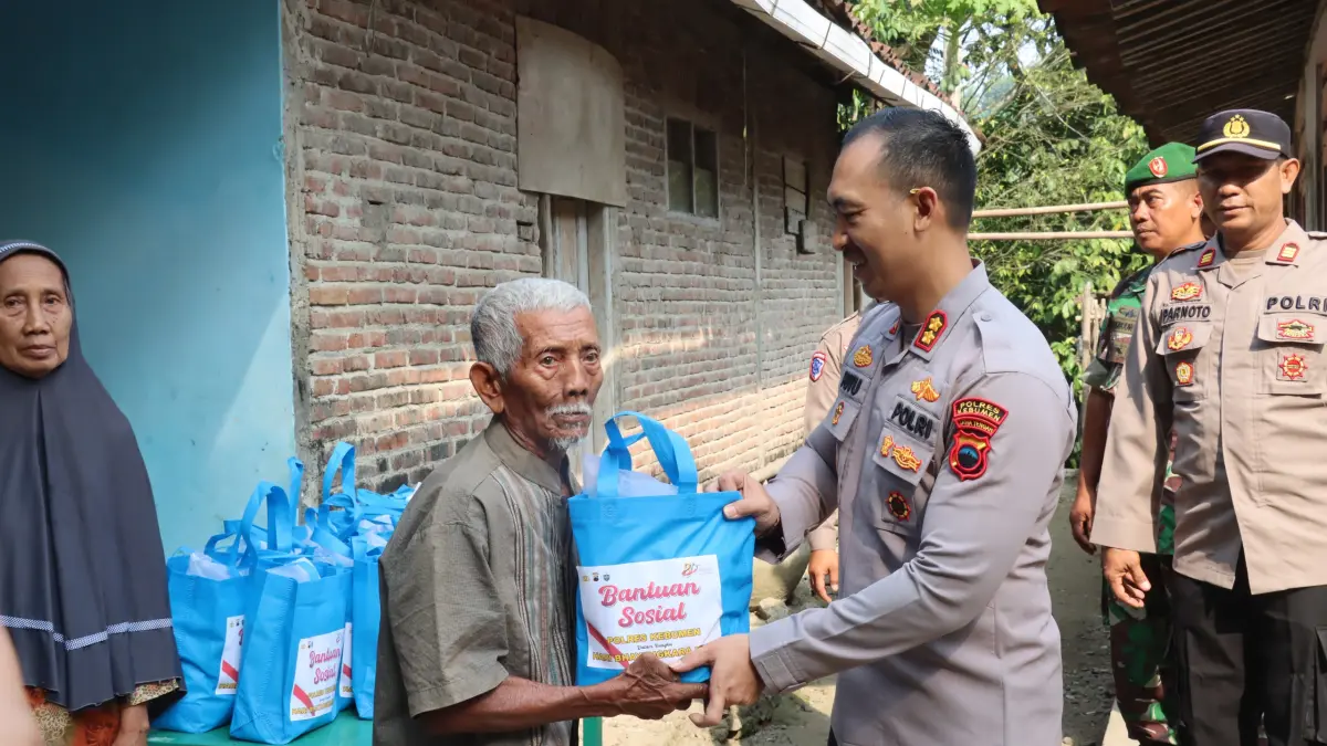 Kapolres Kebumen AKBP I Putu Bagus Krisna Purnama memimpin pengiriman bantuan air bersih untuk warga terdampak kekeringan di Desa Karangpoh, Kecamatan Pejagoan. (Dokumentasi Polres Kebumen)