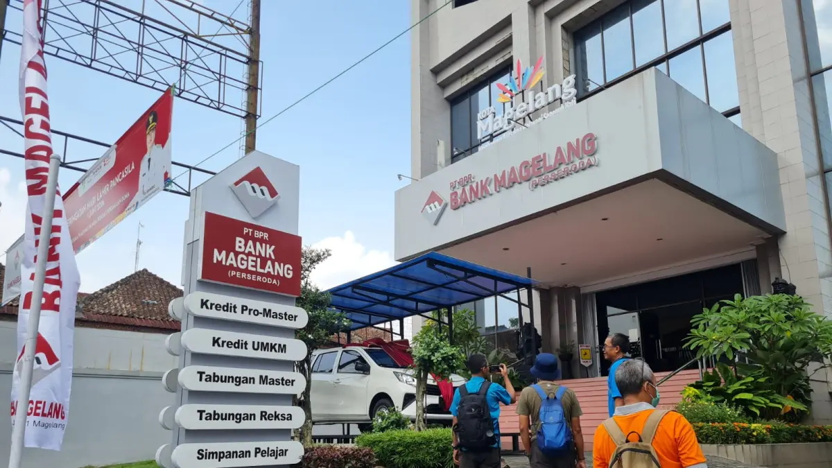 NORMAL: Aktivitas Bank Magelang tetap berlangsung seperti biasa usai stafnya ditetapkan sebagai tersangka kasus dugaan korupsi pengelolaan kredit. (NAILA NIHAYAH/RADAR JOGJA)