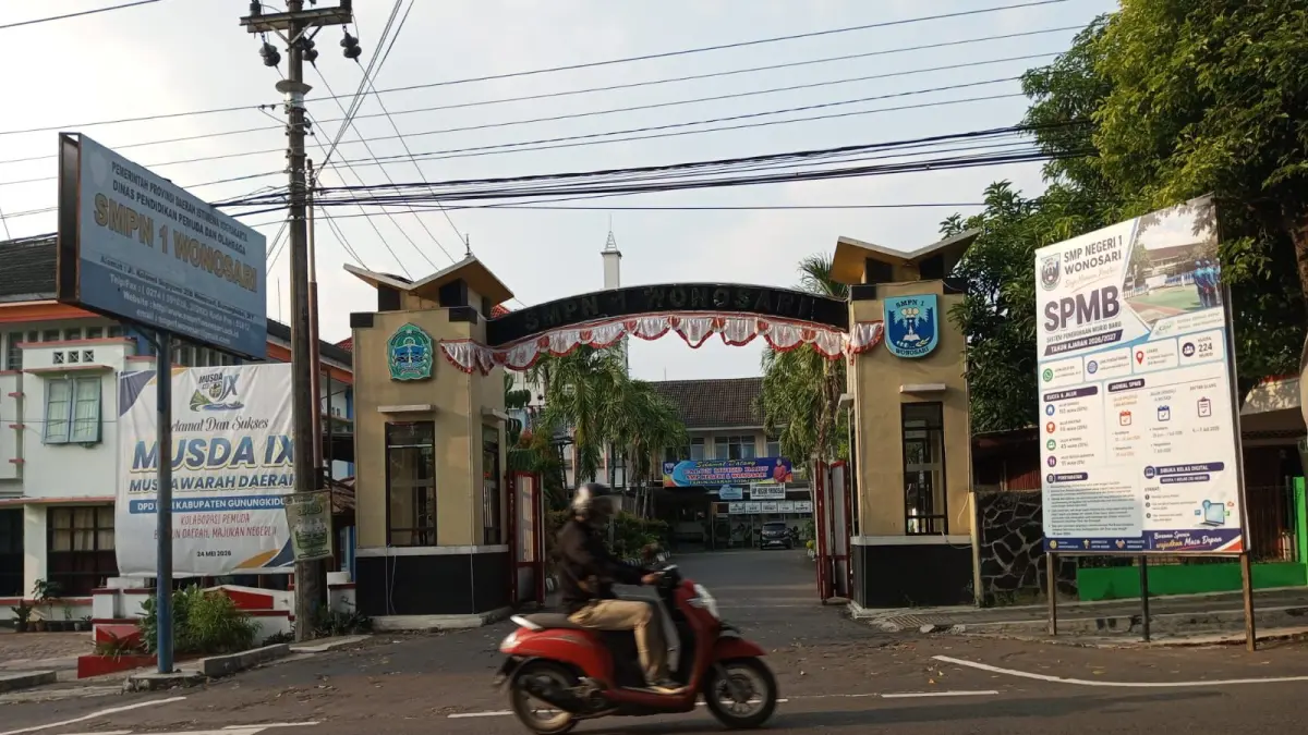 Pengendara sedang melintas di depan SMP Negeri 1 Wonosari - Yusuf Bastiar/Radar Jogja