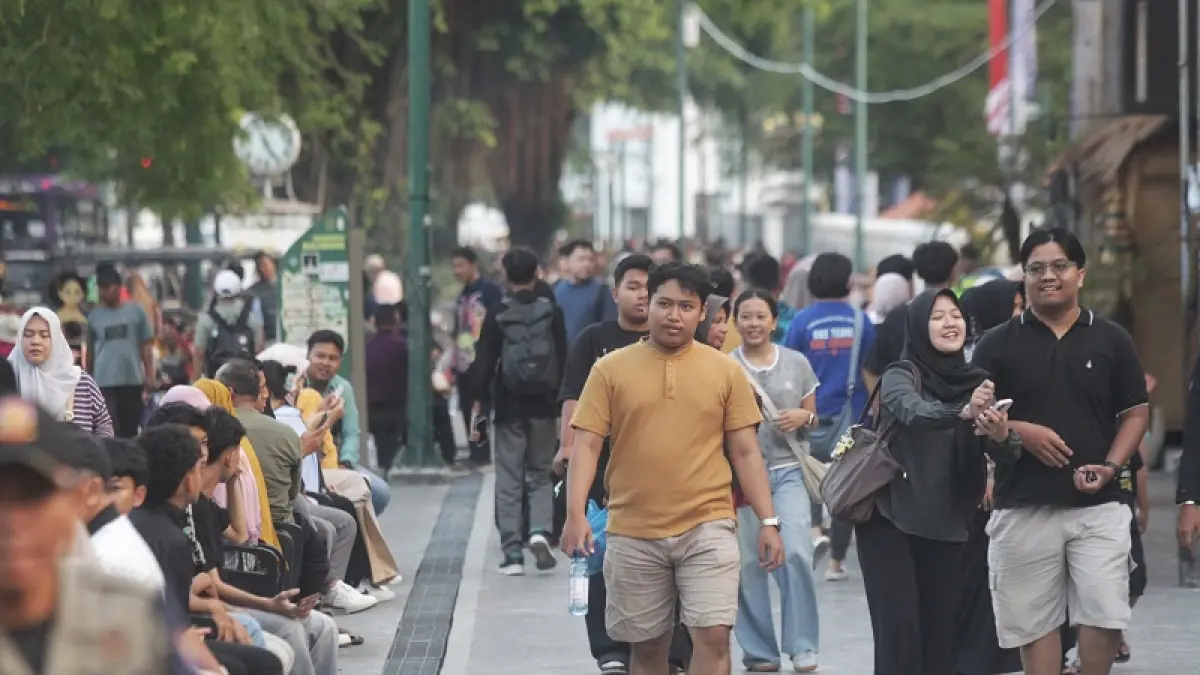 RAMAI TAPI OKUPANSI ANJLOK: Wisatawan menikmati suasana kawasan Malioboro, Kota Jogja, Kamis (25/6/2026). GUNTUR AGA TIRTANA/RADAR JOGJA