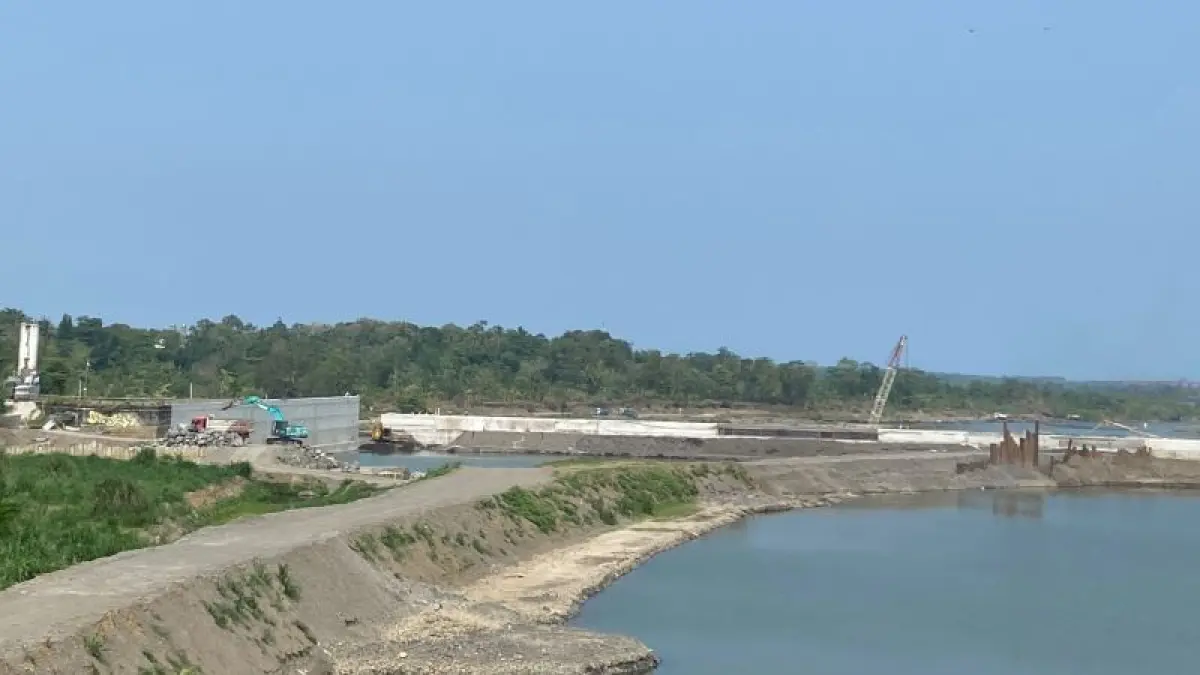 SEGERA TUNTAS: Proses pembangunan Groundsill Srandakan Kamis (25/6).&nbsp;Bangunan pengendali sungai yang dibangun melintang di alur Sungai Progo ini ditargetkan selesai Desember 2026. (Cintia&nbsp;Yuliani/Radar Jogja)