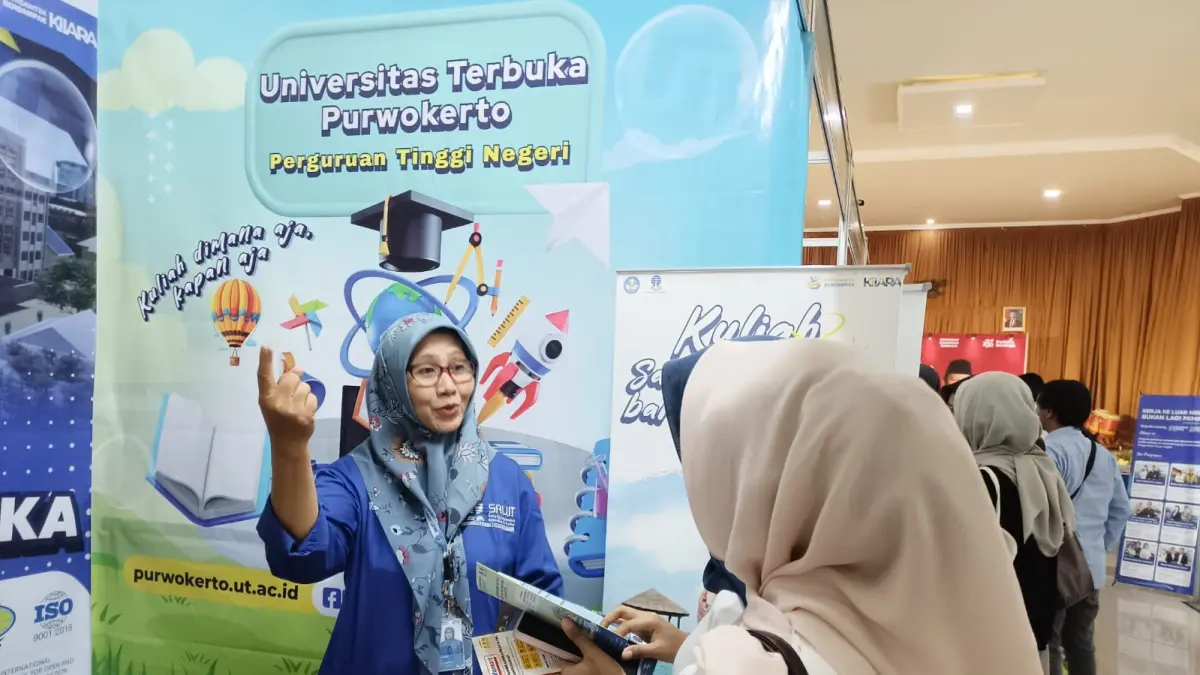 Sejumlah generasi muda menghadiri gelaran Job Fair 2026 di Gedung Setda Kebumen untuk mencari lowongan kerja sekaligus mendaftar sebagai mahasiswa perguruan tinggi. 