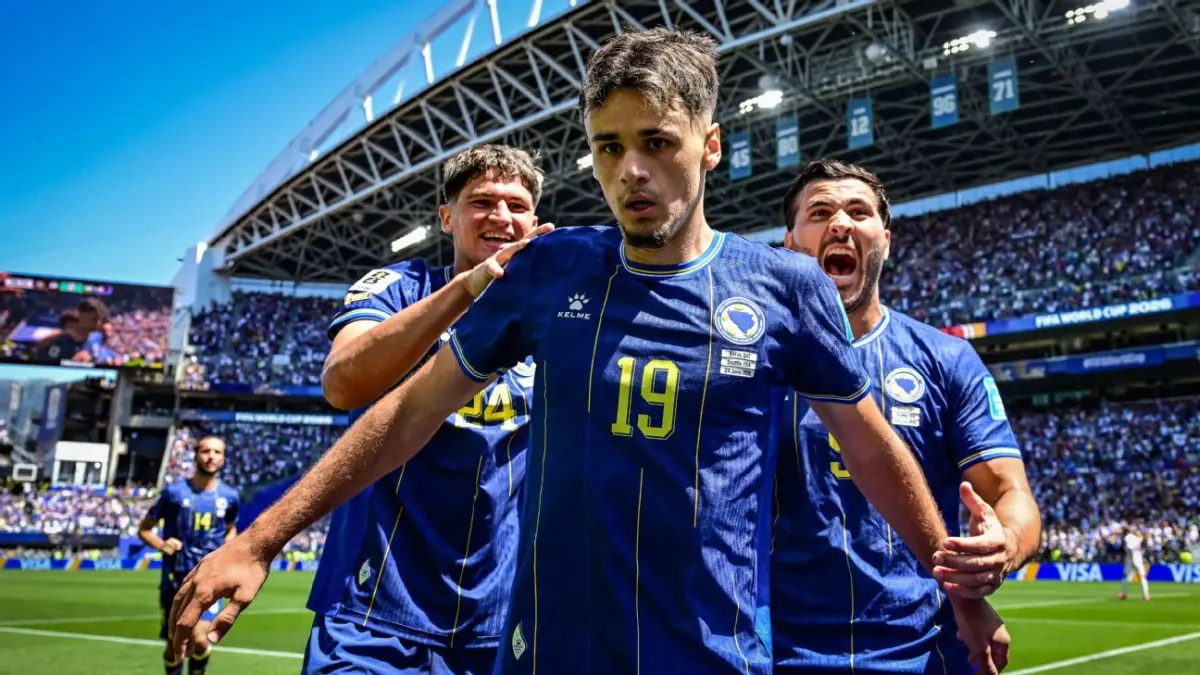 Selebrasi para pemain Bosnia dalam kemenangan atas Qatar, yang meningkatkan peluang The Dragons untuk lolos ke babak gugur sebagai peringkat tiga terbaik.