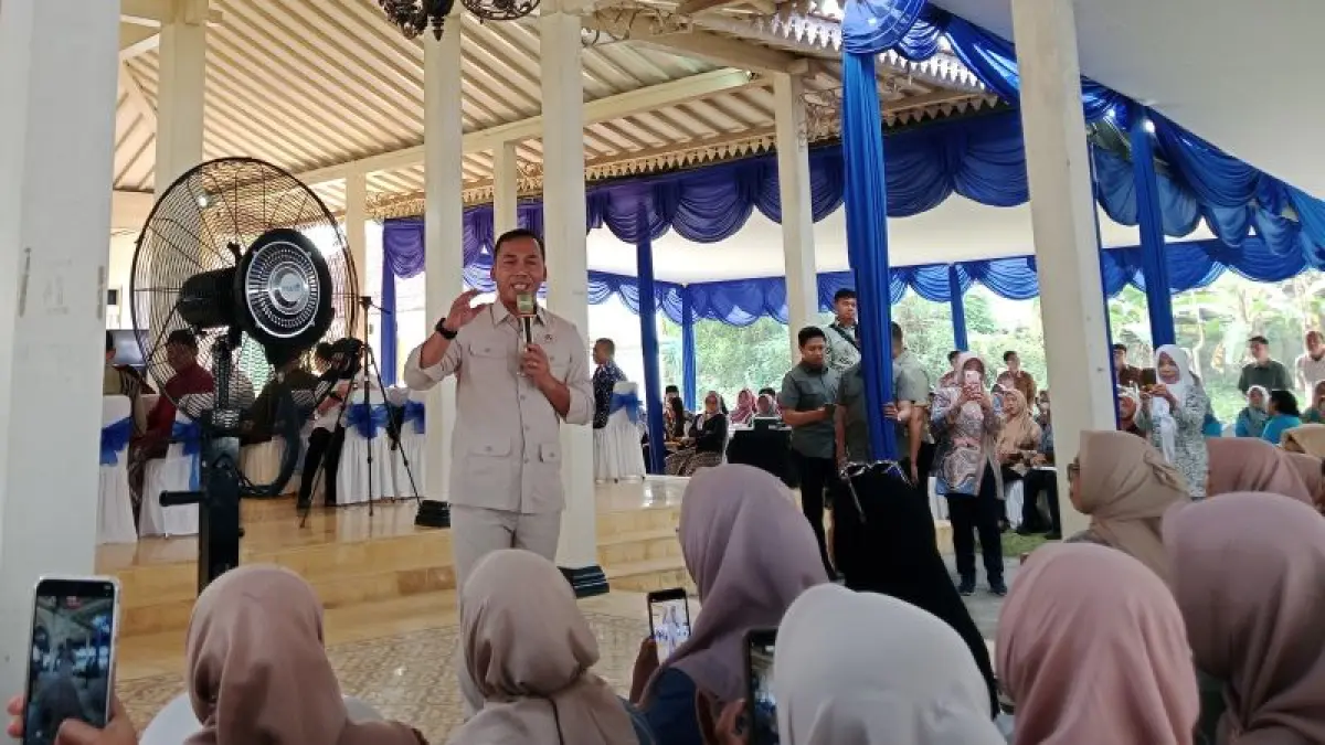 SOSIALIASI: Menteri Kemendukbangga Wihaji saat menemui tim pendamping kelurga dan memberikan edukasi terkait MBG 3B di Kalasan Kamis (25/6).&nbsp;(Delima Purnamasari/Radar Jogja)