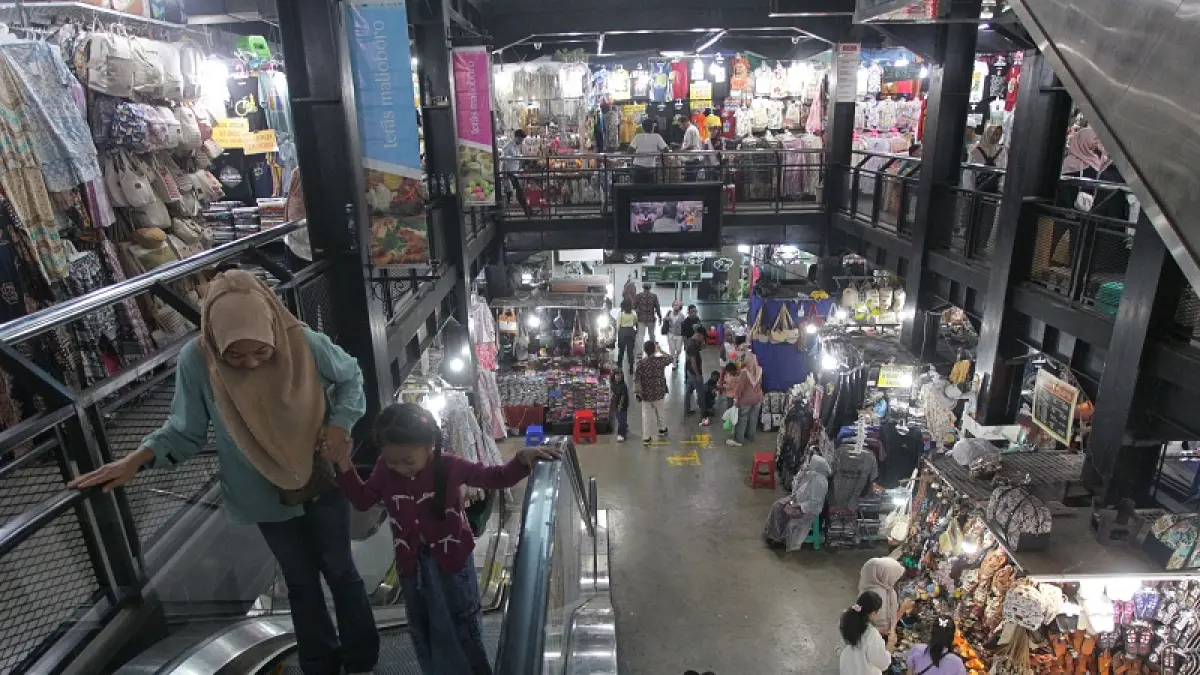 Suasana transaksi jual beli cinderamata di Teras Malioboro, Kota Jogja, Kamis (25/6/2026). Foto: Guntur Aga Tirtana/Radar Jogja