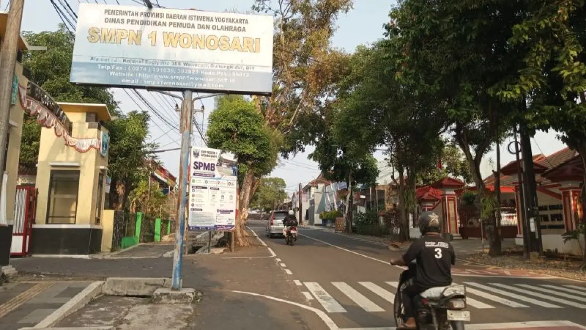 TAMPAK DEPAN: Pengendara sedang melintas di depan SMP Negeri 1 Wonosari. (Yusuf Bastiar/Radar Jogja)