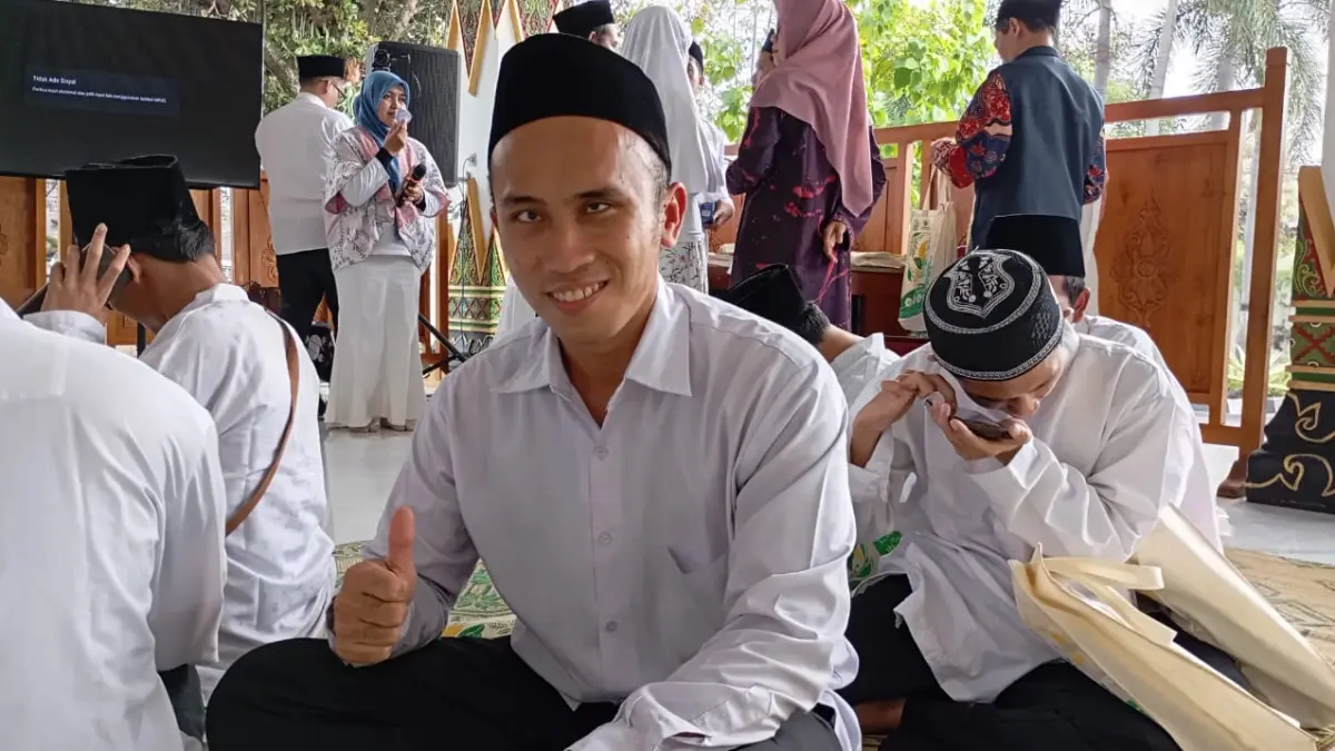 TANPA BATAS: Kuswantoro, penyandang disabilitas yatim piatu yang berprestasi di olahraga lari saat ditemui di Pendopo Rumah Dinas Wali Kota Jogja, Kamis (25/6/2026). (IWAN NURWANTO/RADAR JOGJA)